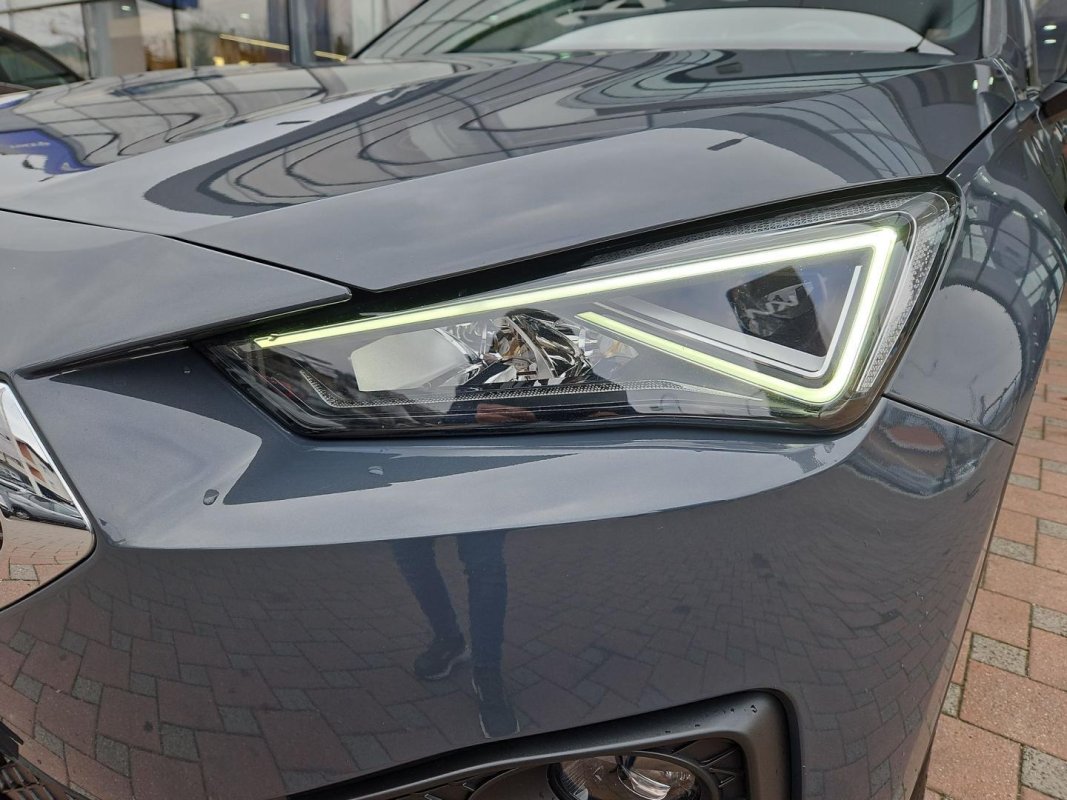 Automobil