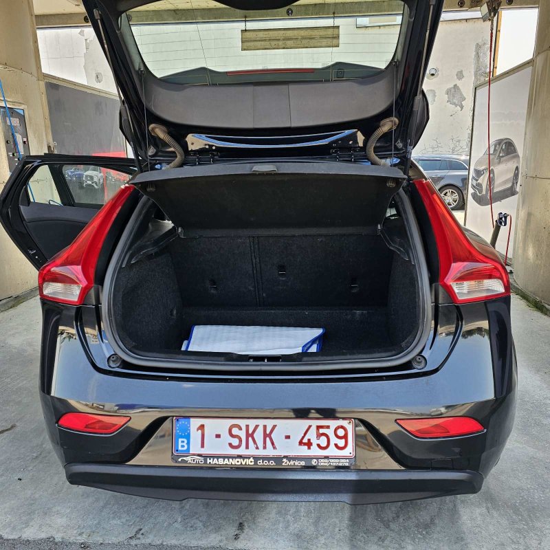 Automobil