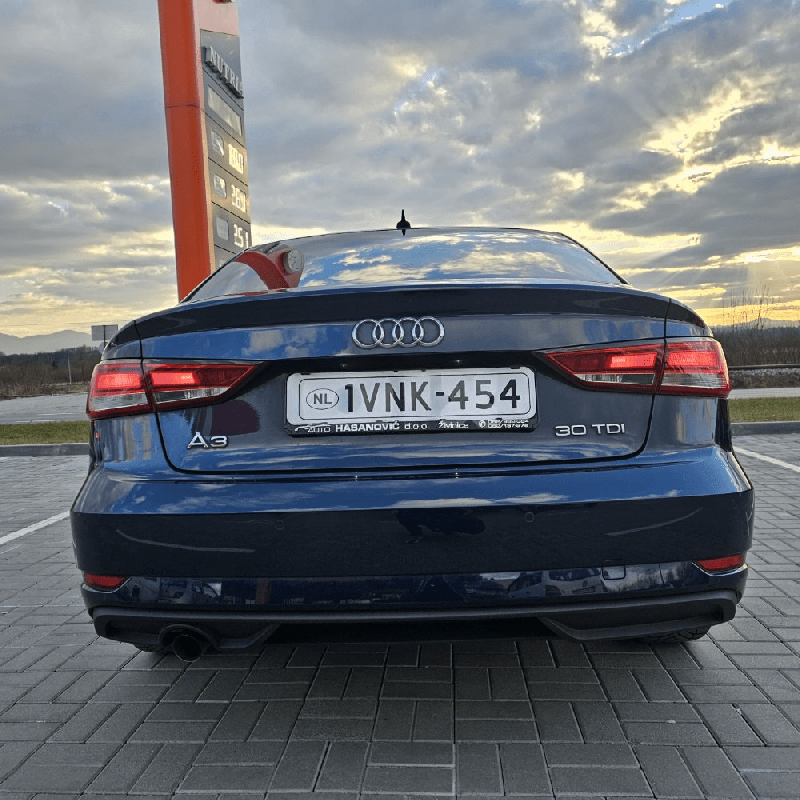 Automobil