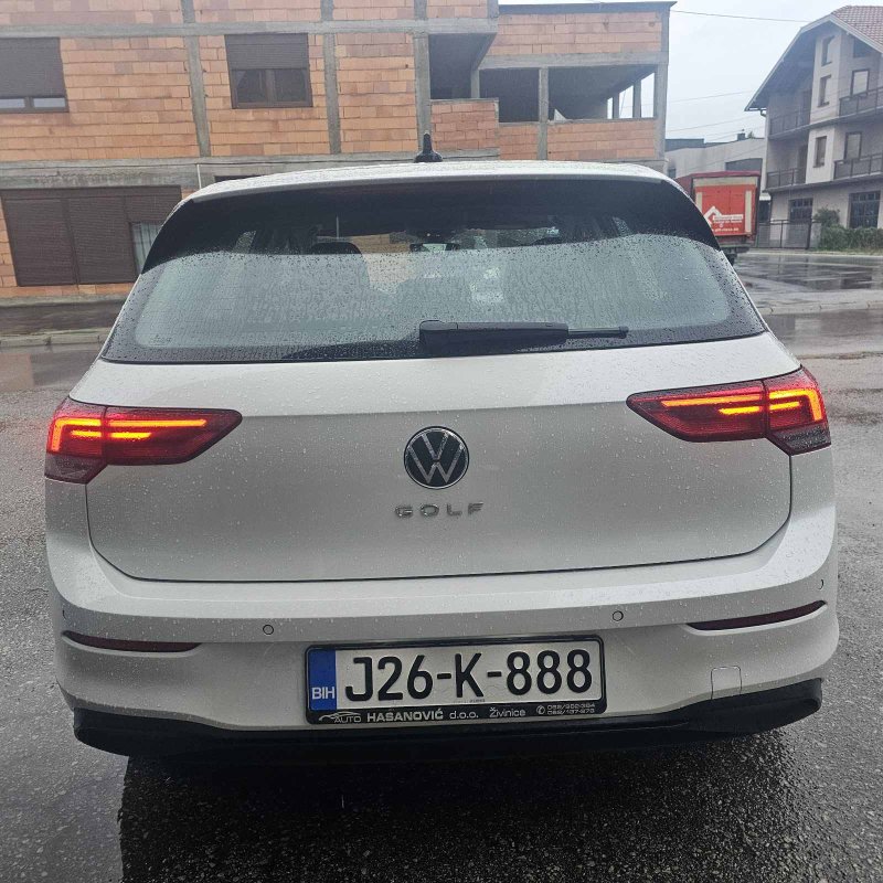 Automobil