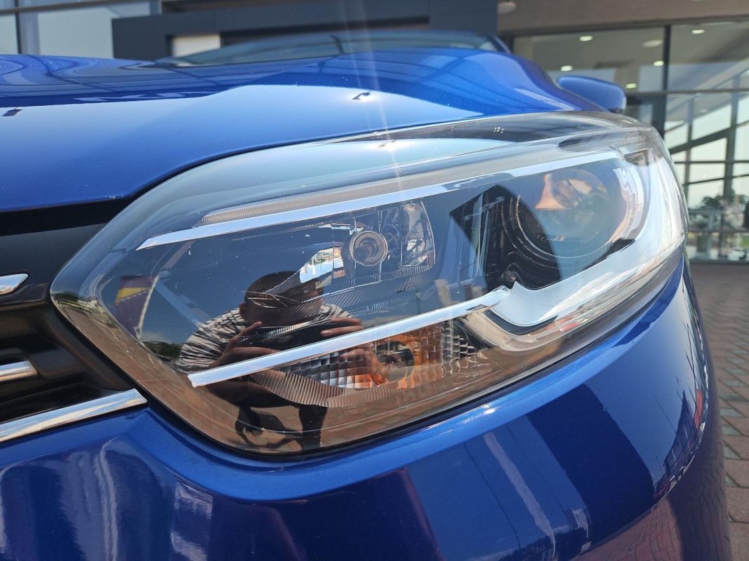 Automobil