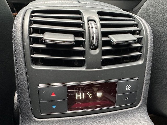 Automobil