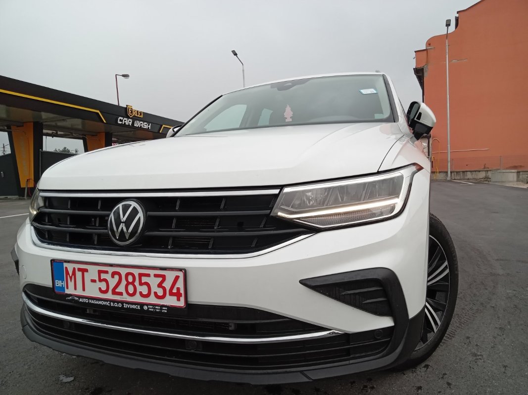 Automobil