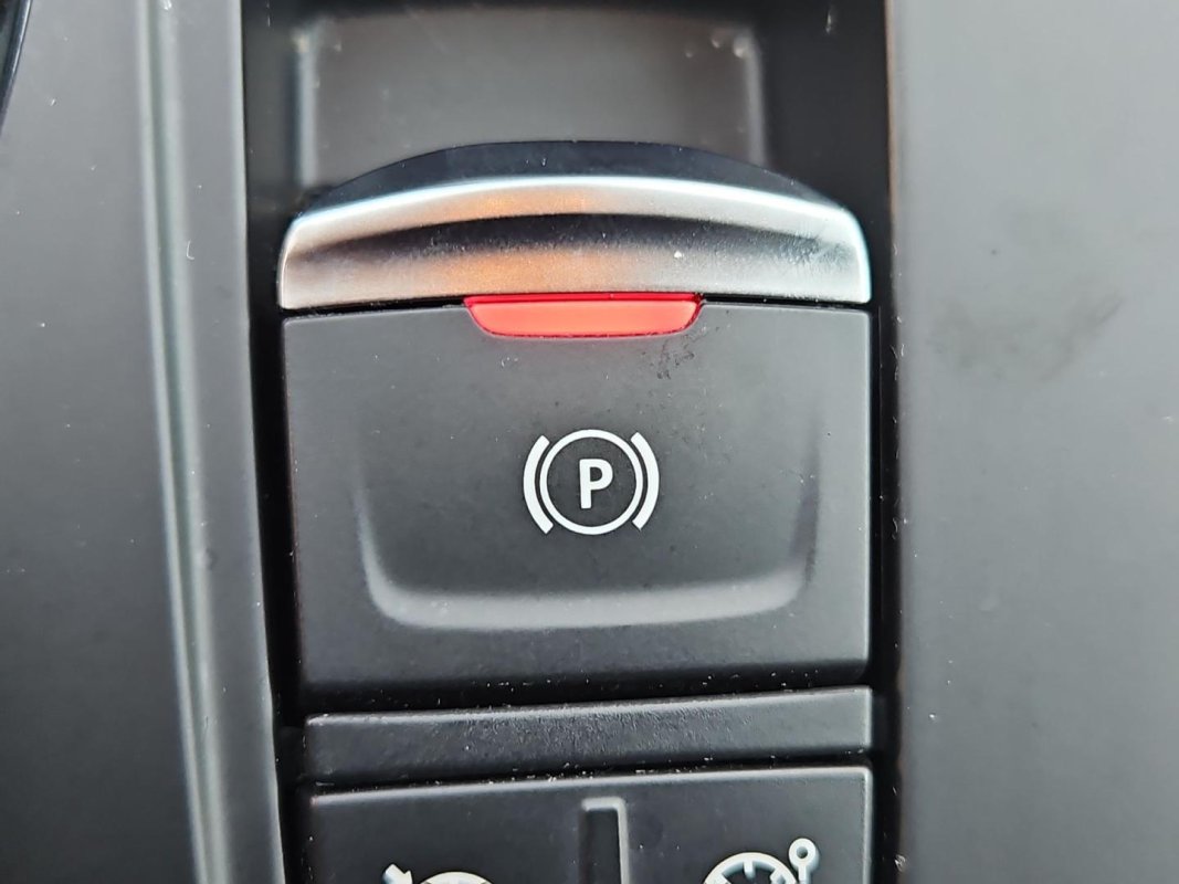 Automobil