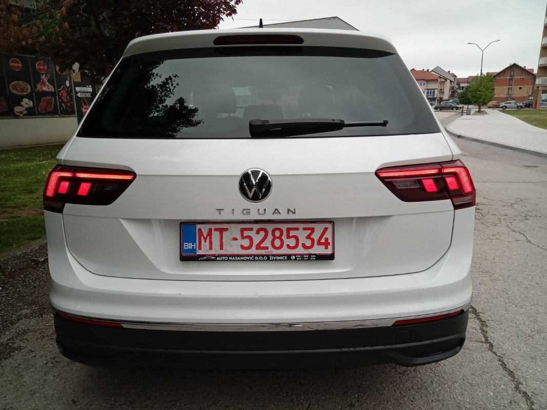 Automobil