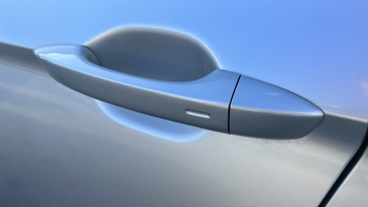 Automobil