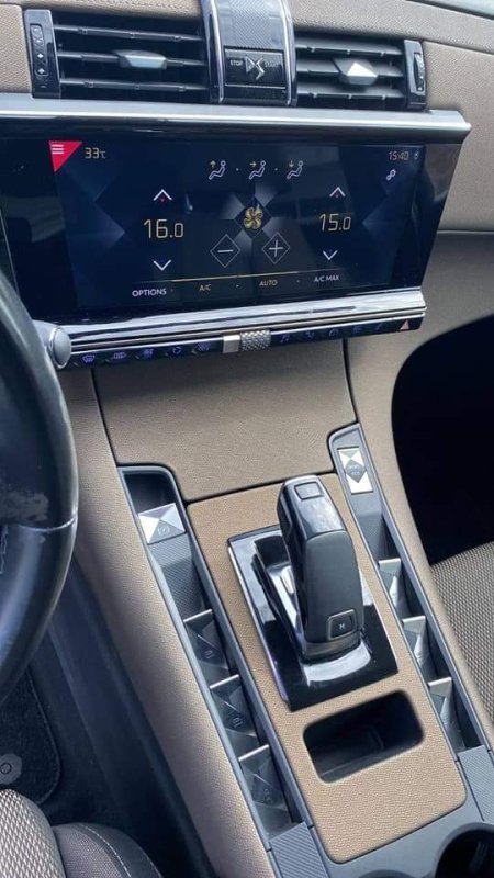 Automobil