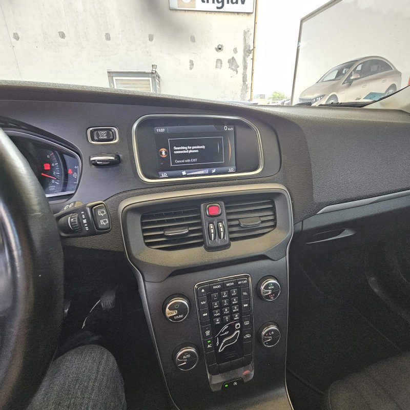 Automobil