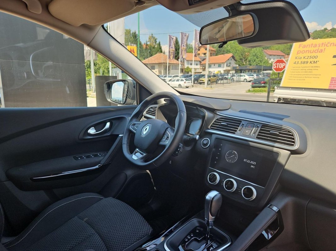 Automobil