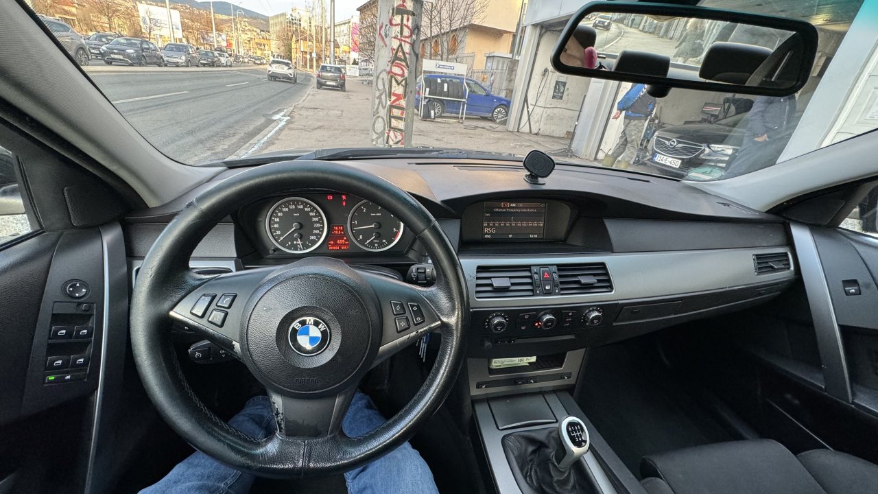 Automobil
