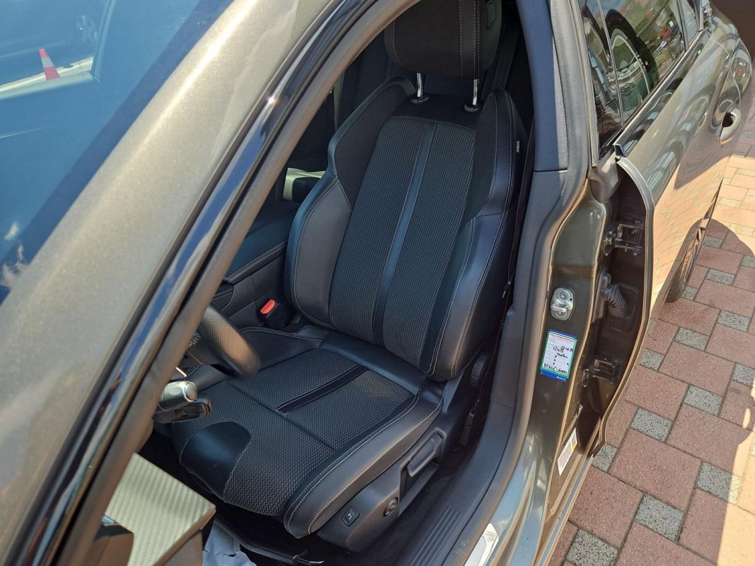 Automobil