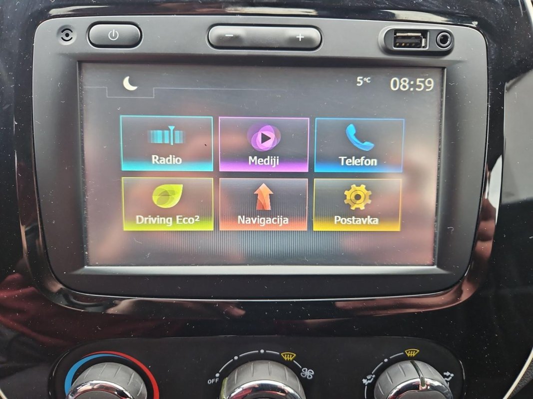 Automobil