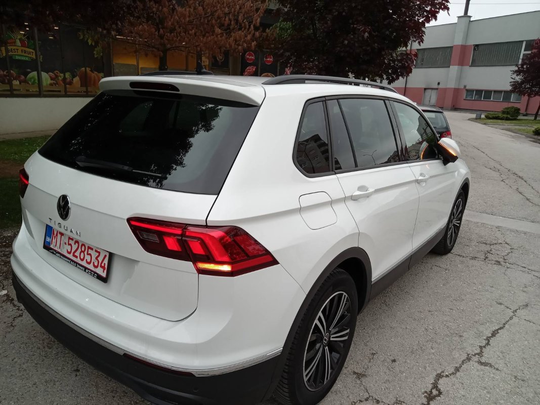 Automobil