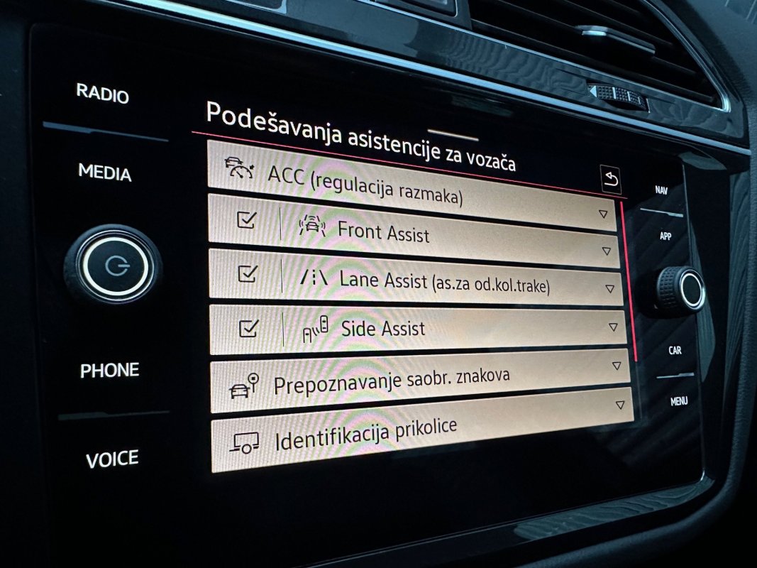 Automobil