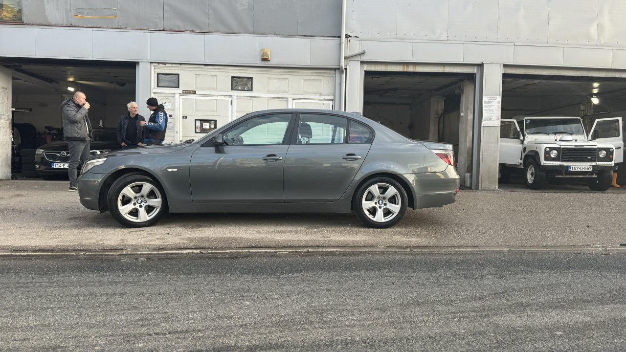 Automobil