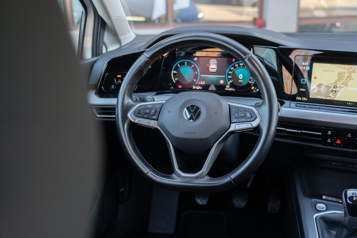 Automobil