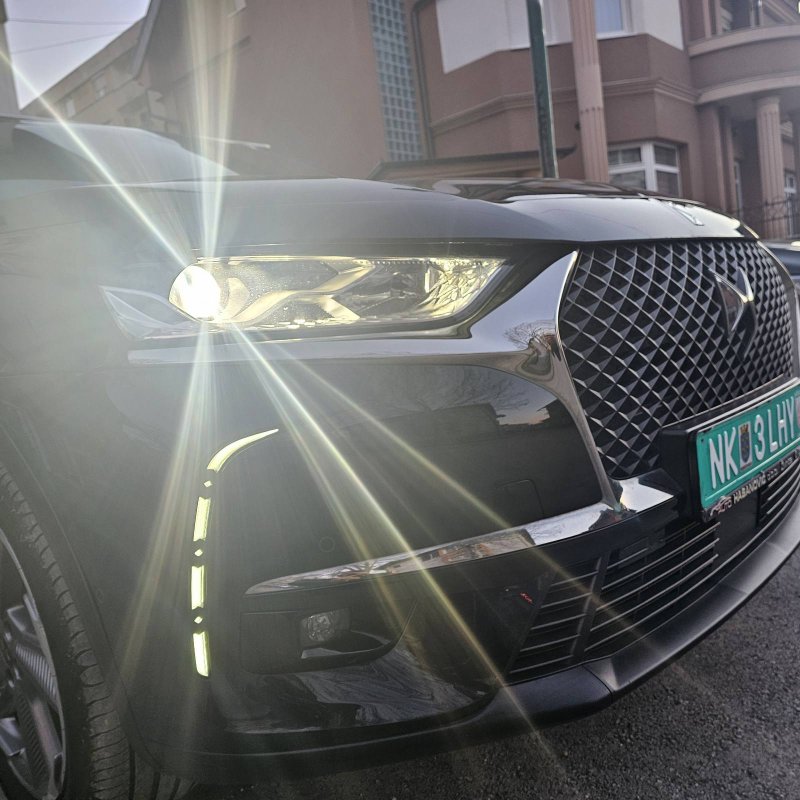 Automobil