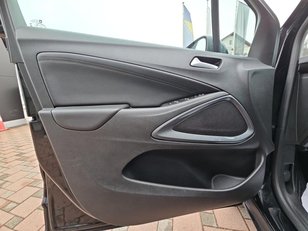 Automobil