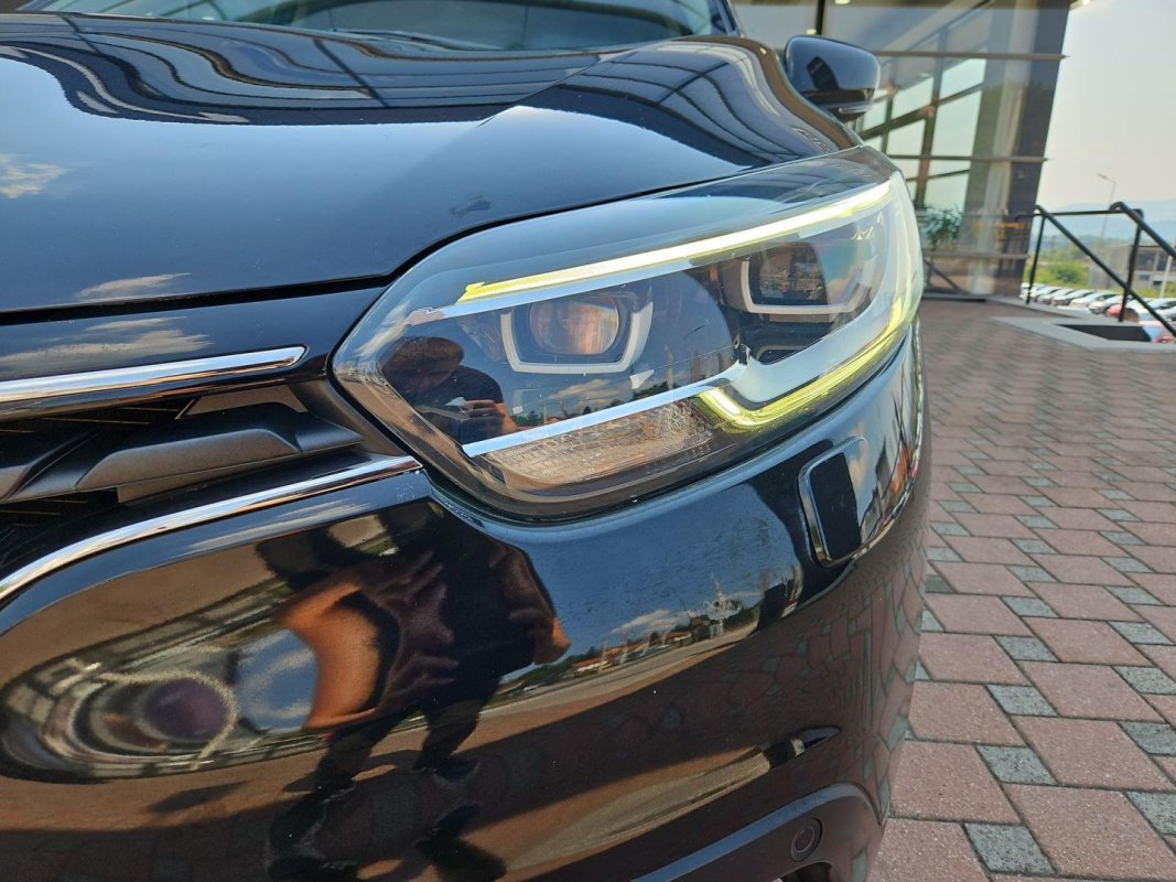 Automobil