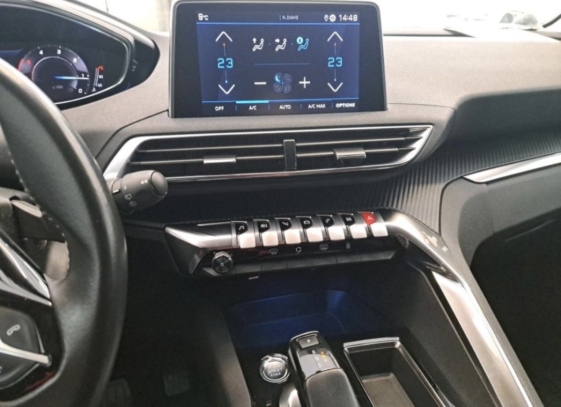 Automobil
