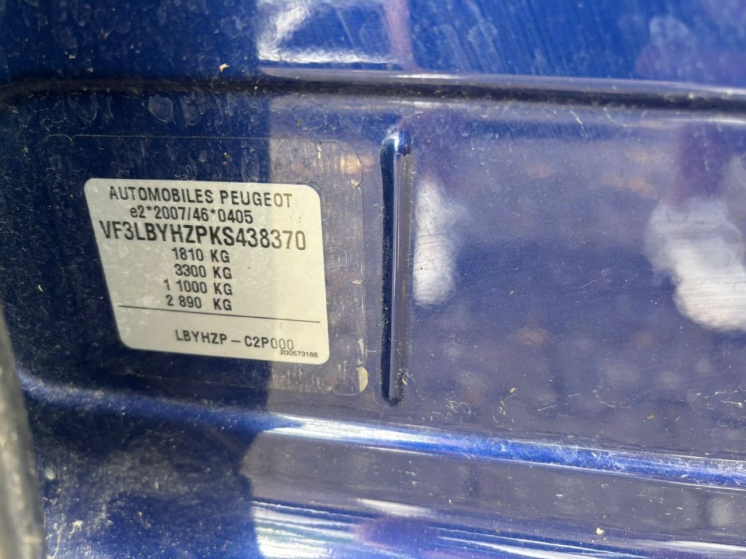 Automobil