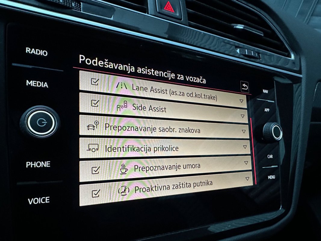 Automobil