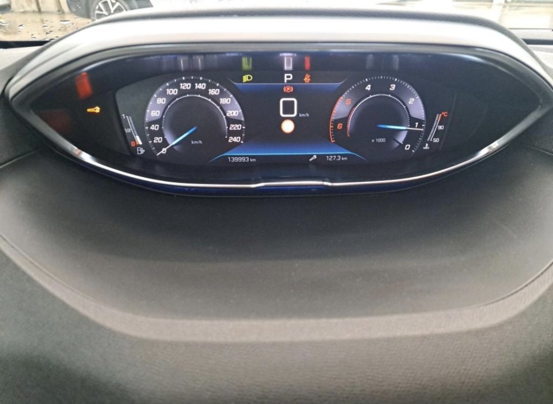 Automobil