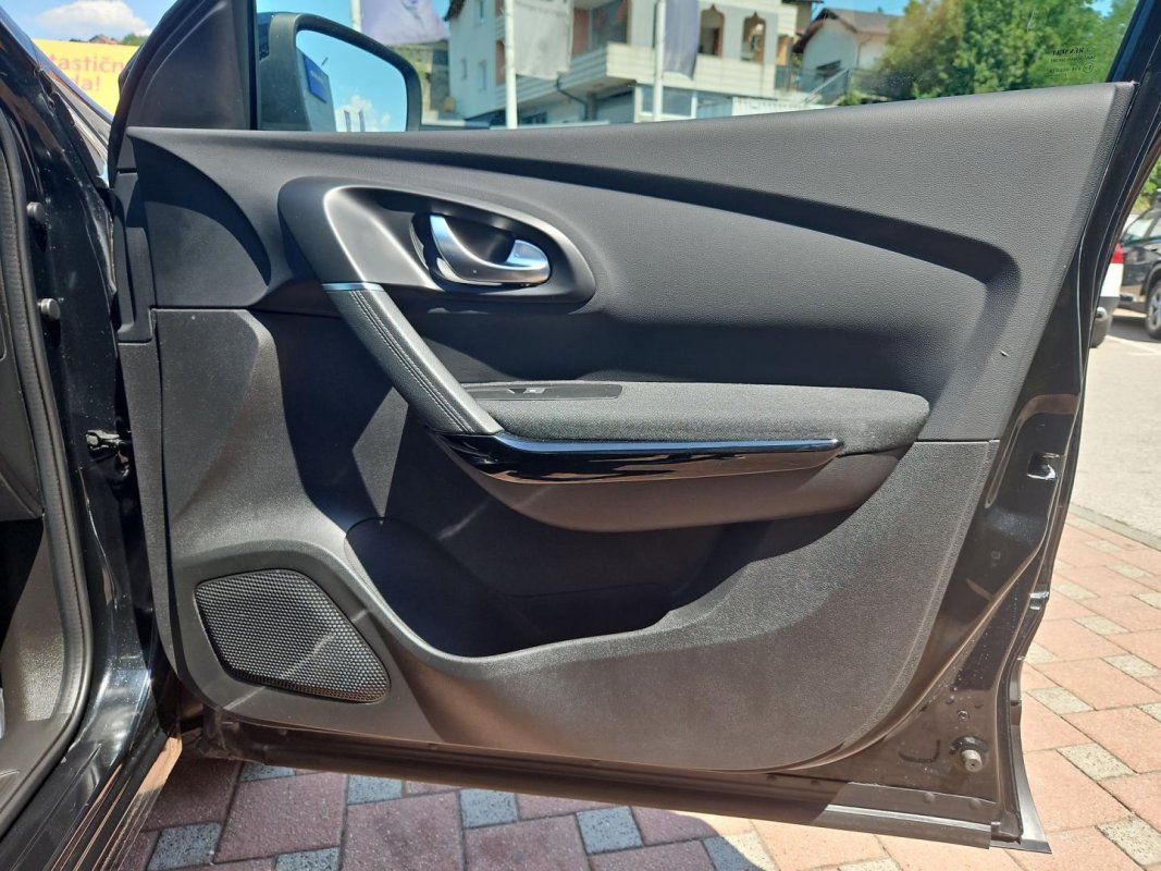 Automobil