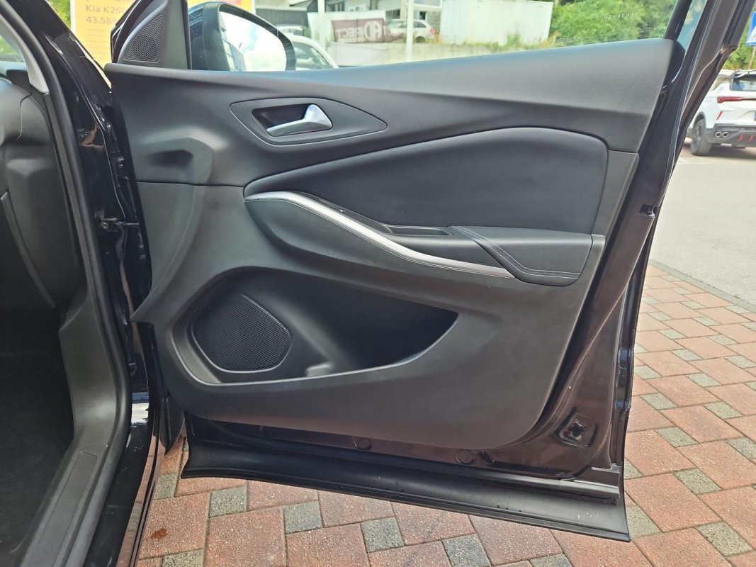Automobil