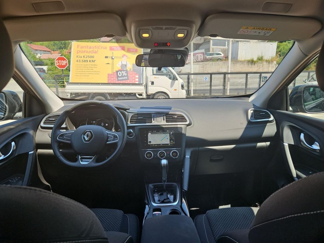 Automobil