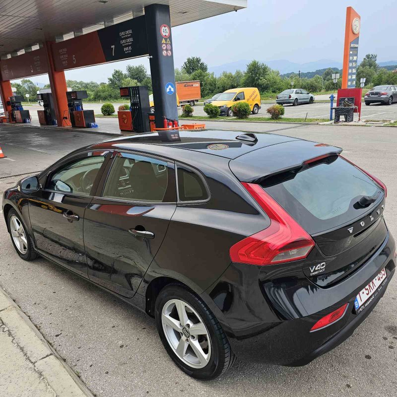 Automobil