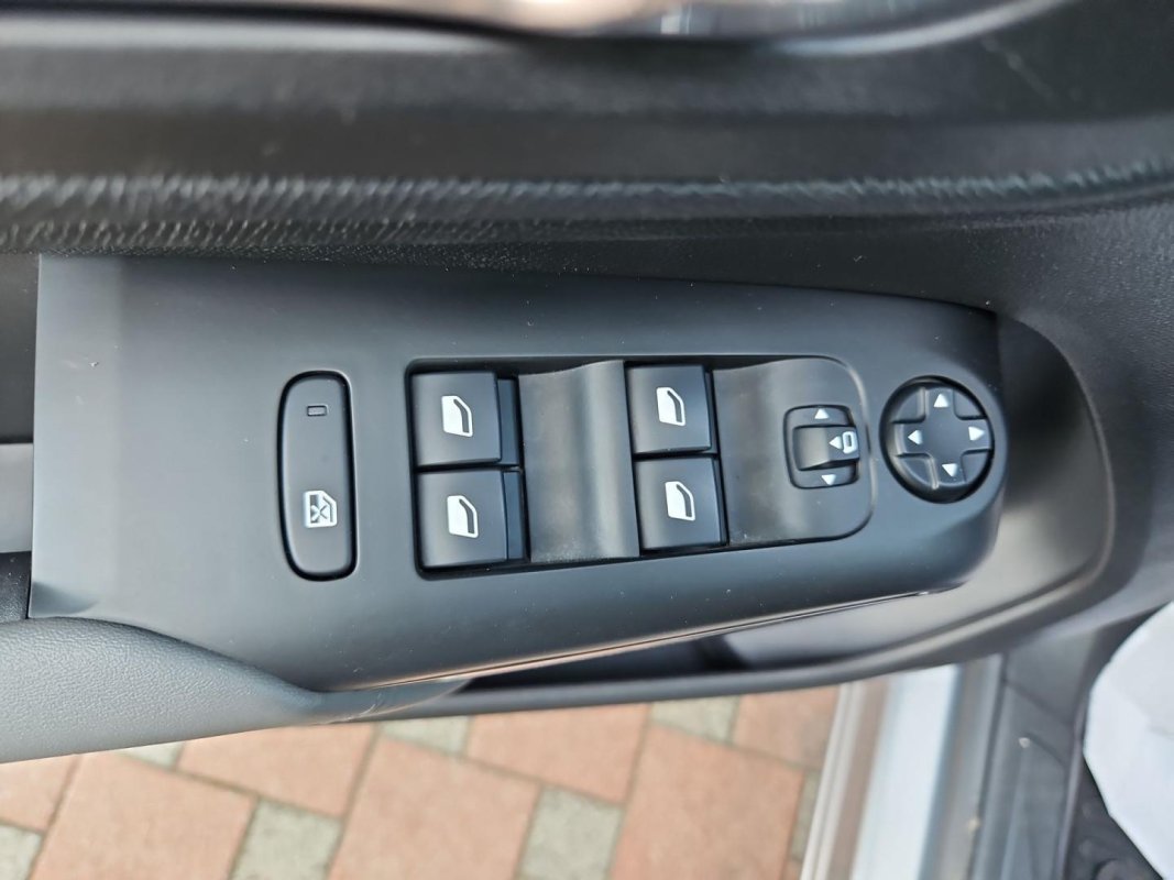 Automobil