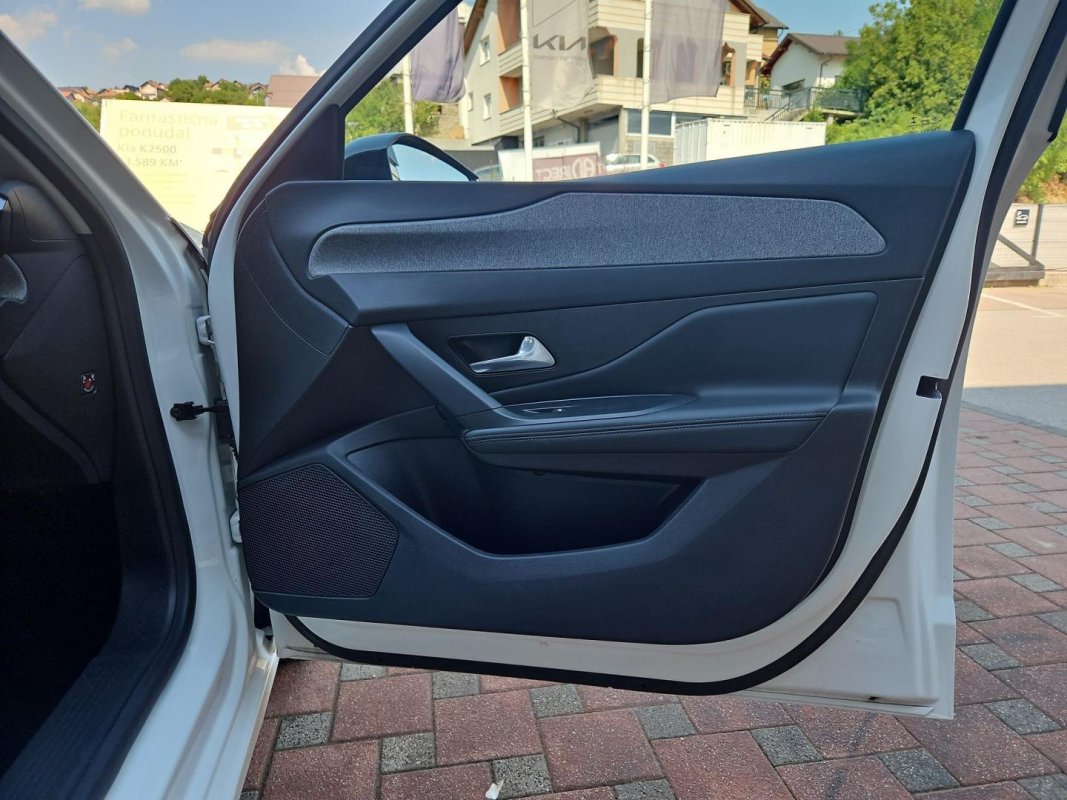 Automobil