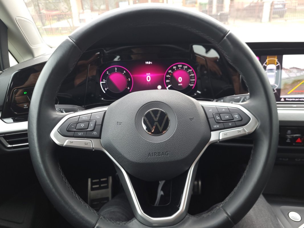 Automobil