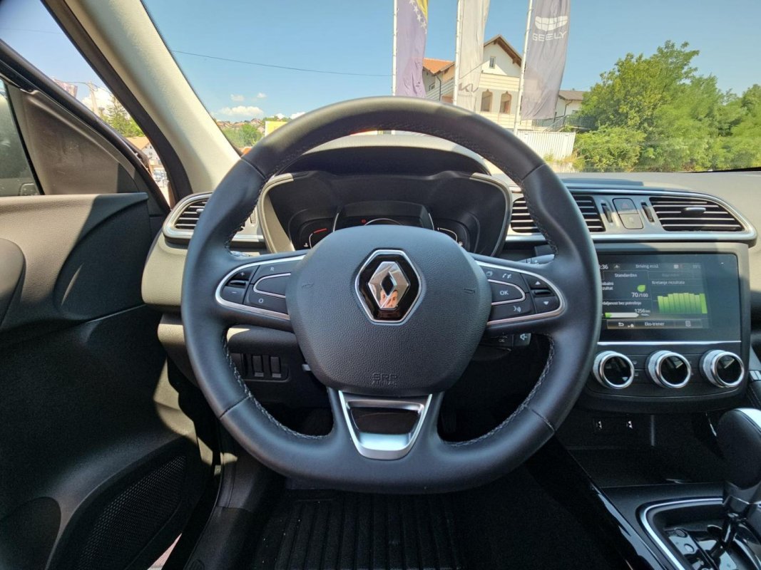 Automobil