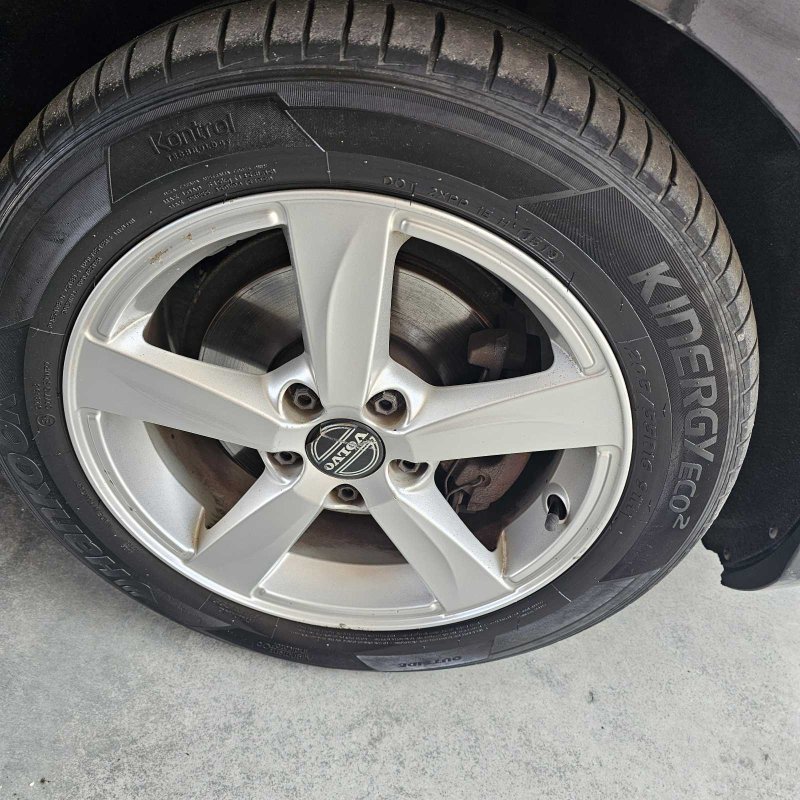 Automobil