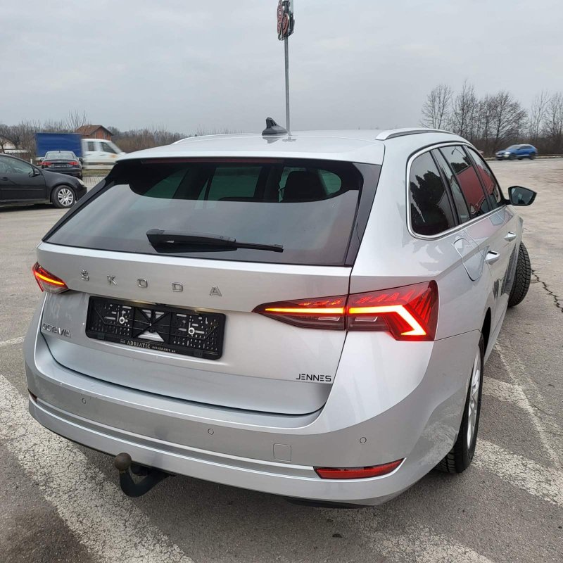 Automobil