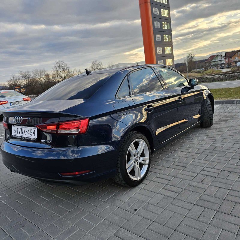 Automobil