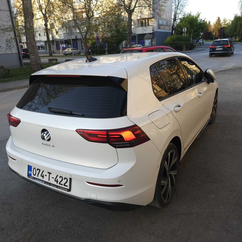 Automobil