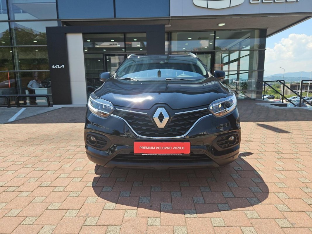 Automobil