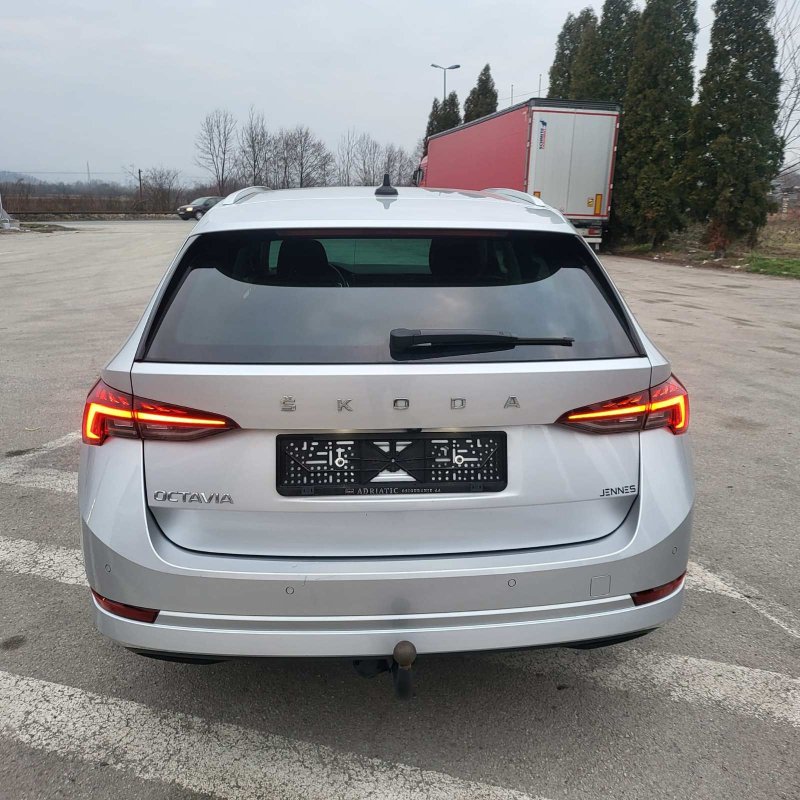 Automobil