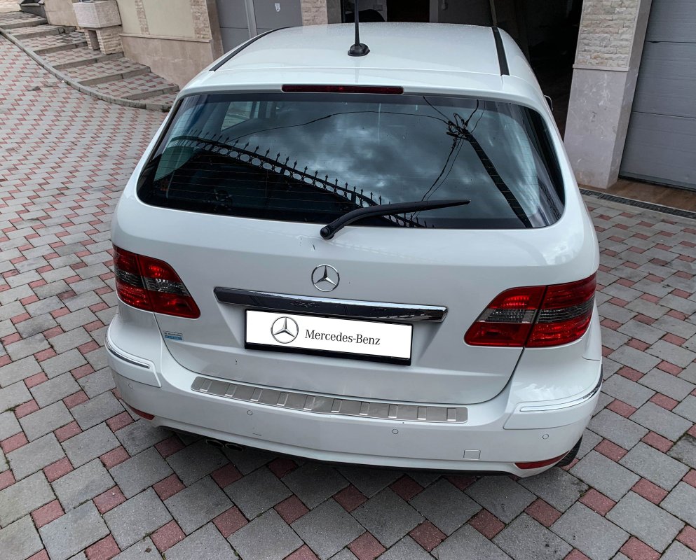 Automobil