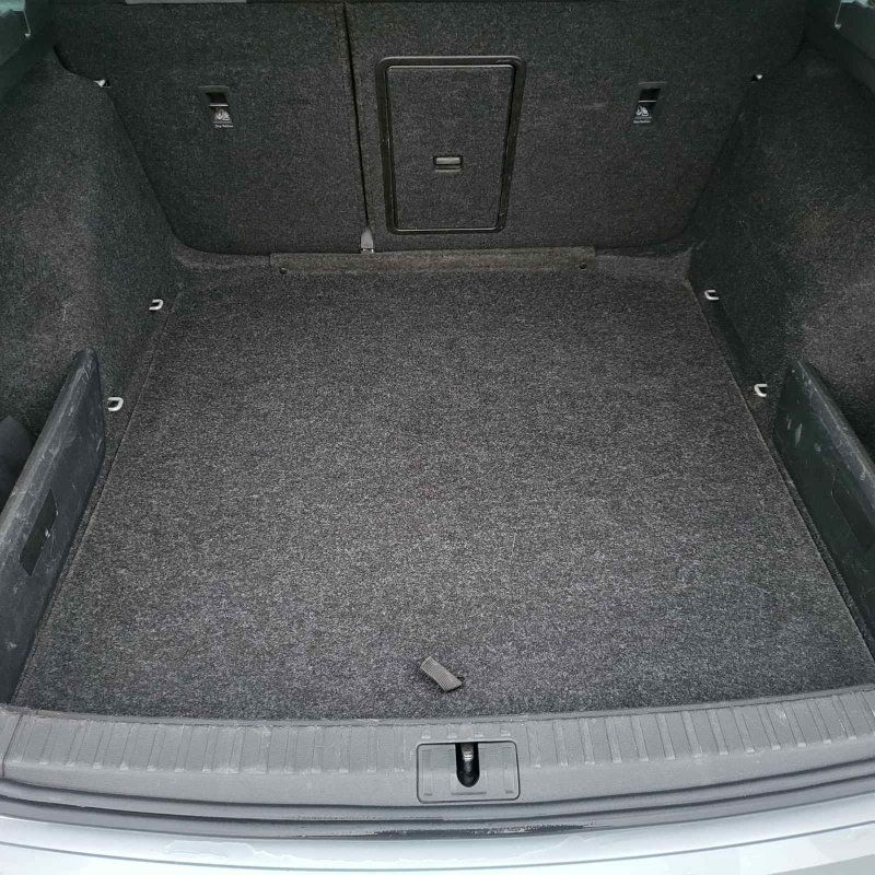 Automobil