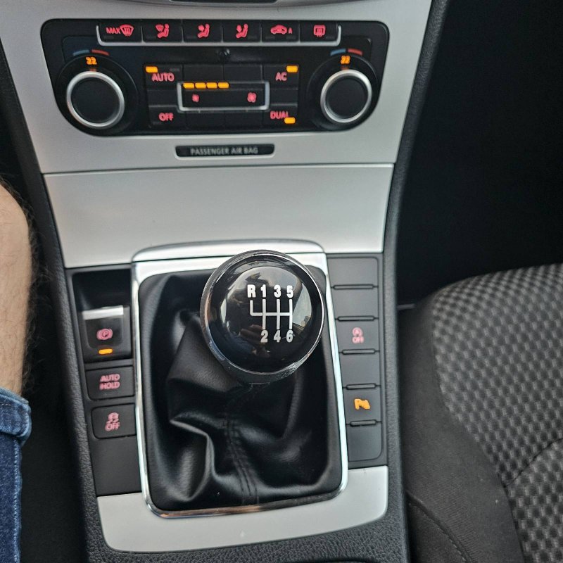 Automobil