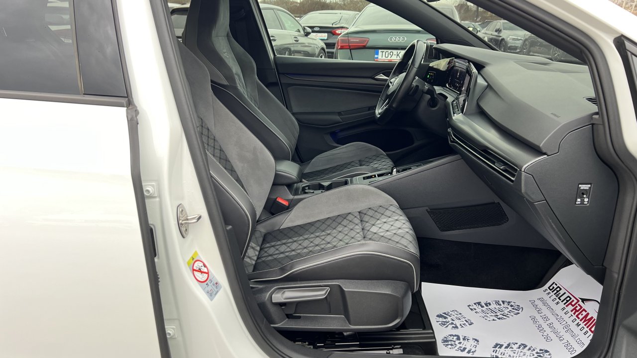 Automobil