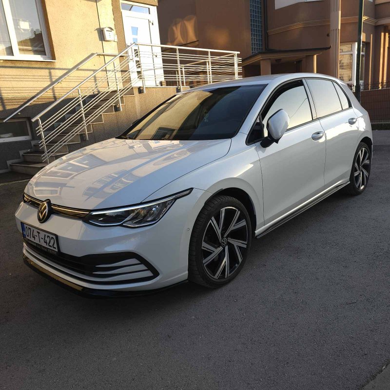 Automobil