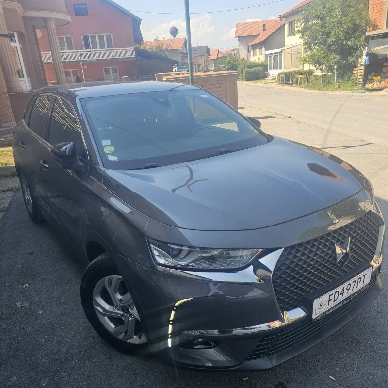 Automobil