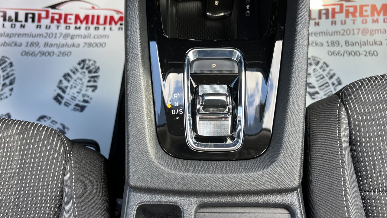 Automobil