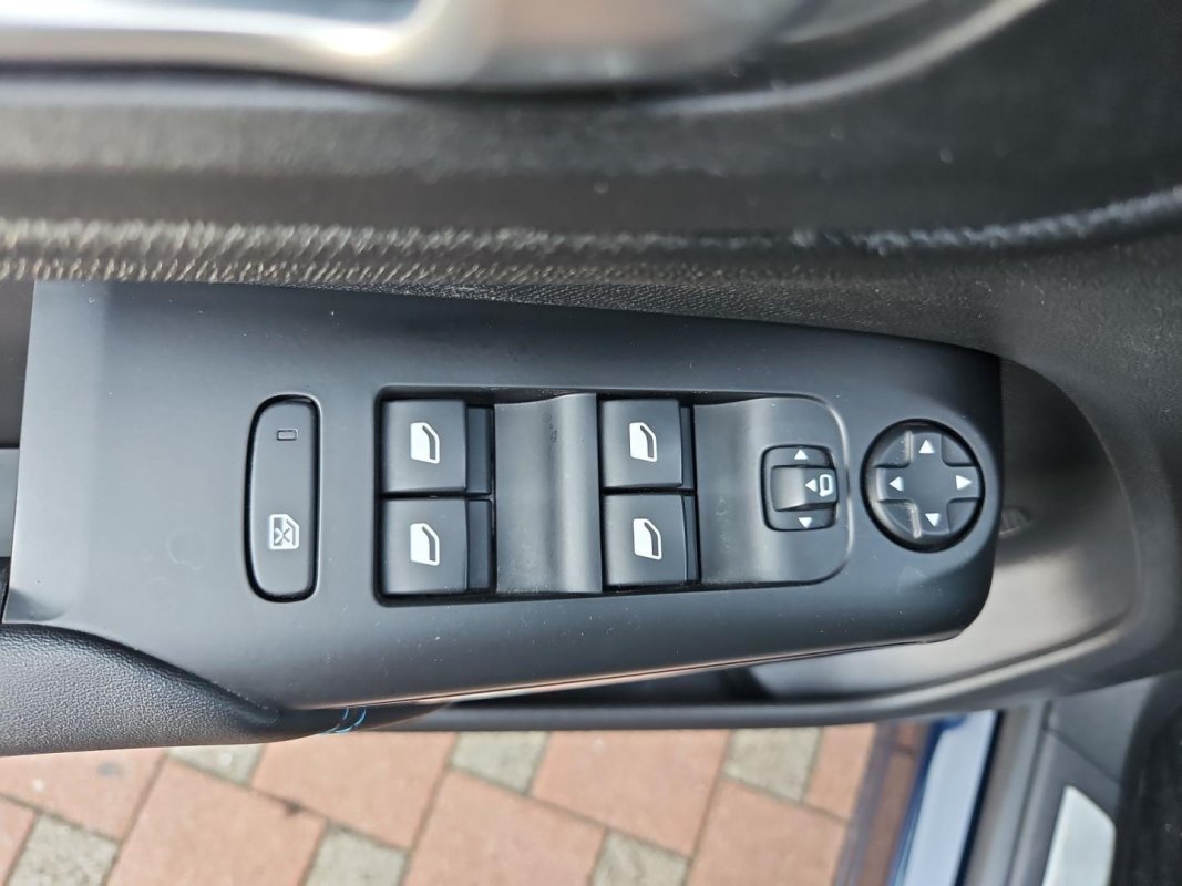 Automobil