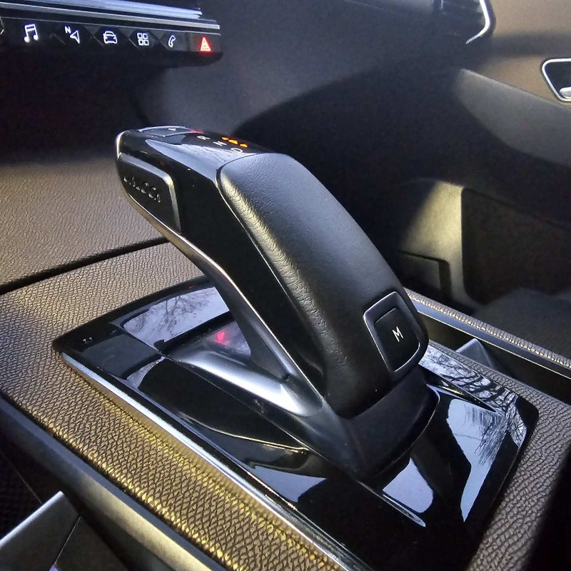 Automobil